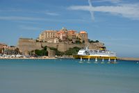 Blick von der Plage de Calvi auf die Zitadelle