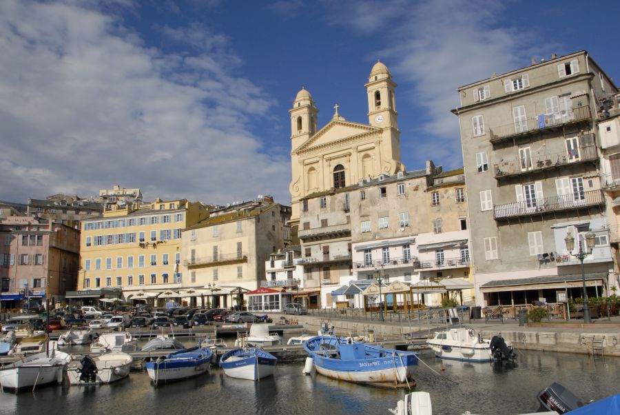 Der alte Hafen von Bastia Blick vom alten Hafen auf die barocke Kirche Saint Jean Baptiste im Stadtteil Terra Vecchia