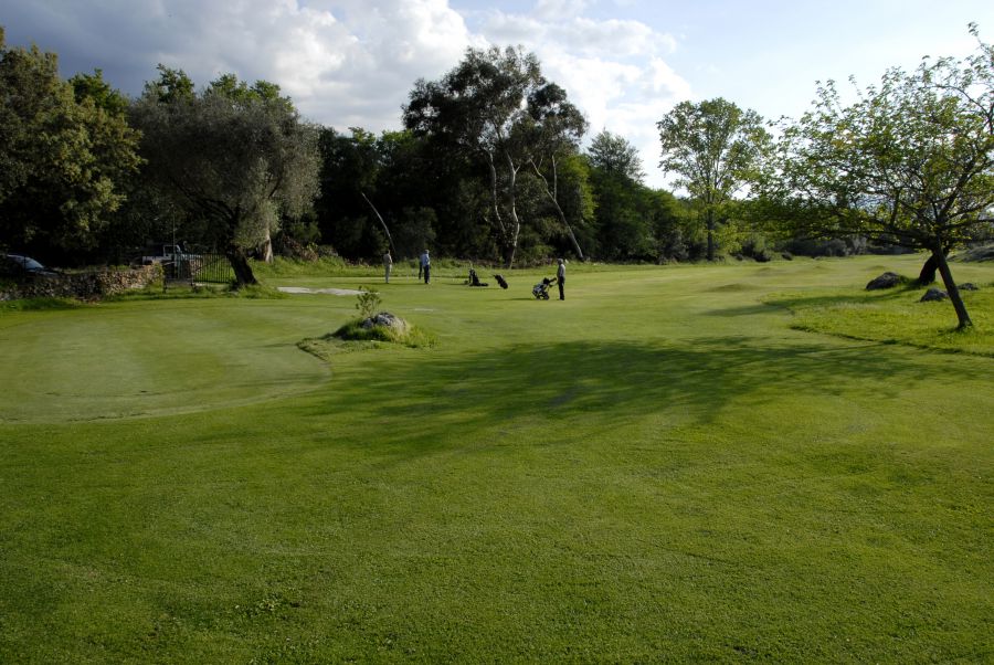 Der Golf du Reginu in der Balagne Der in der Balagne gelegene Golfplatz Reginu hat 9 Spielbahnen und wurde im Mai 2007 von der Französischen Golf-Federation anerkannt