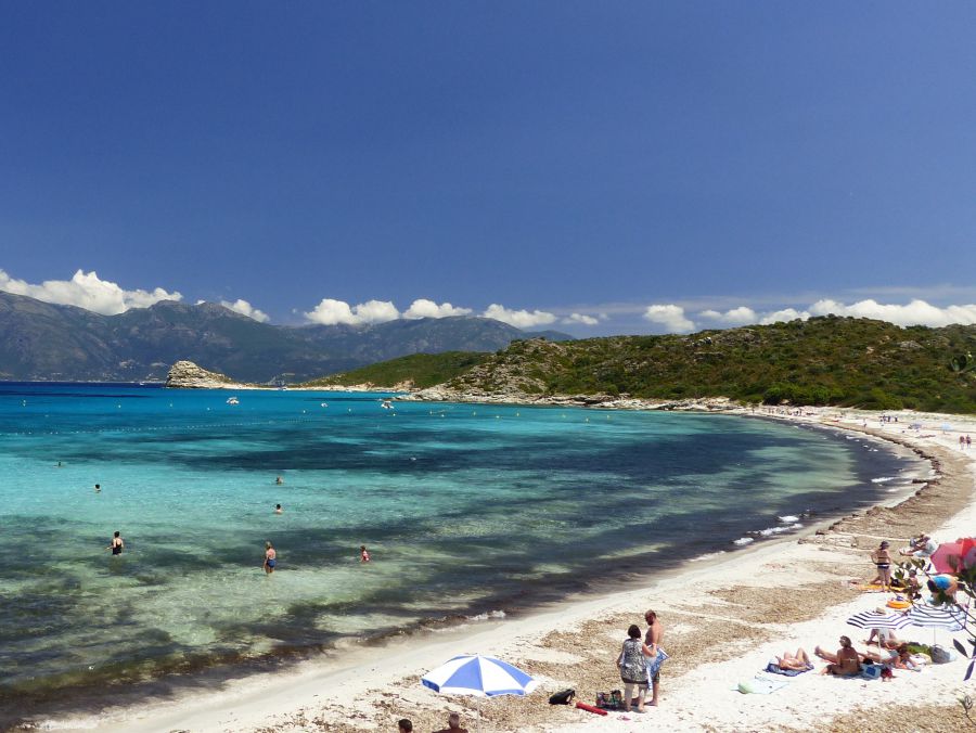 Der Plage de Loto im Désert des Agriates Der paradiesische Strand Loto mit feinem, weißen Sand und kristallklarem, türkis blauem Wasser.