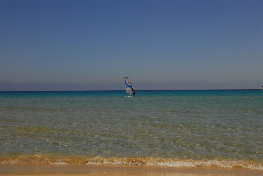 Die Bucht ist einer der beliebtesten Spots auf Sardinien. Hier schlägt das Herz der Kitesurfer und Windsurfer höher 
