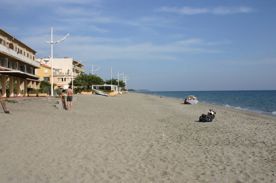 Der Küstenort Moriani Plage ist ein beliebtes Ferienziel und Hauptort der Costa Verde.