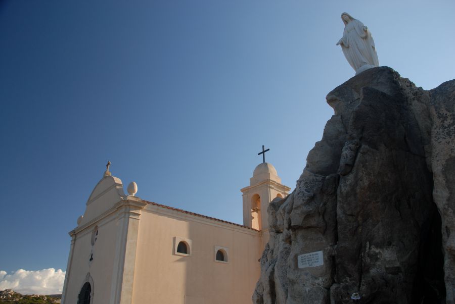 Die kleine Pilgerkirche an der Nordwestküste Korsikas Die Kirche und die Statue der Schutzpatronin von Calvi blicken weit über die Bucht von Calvi.