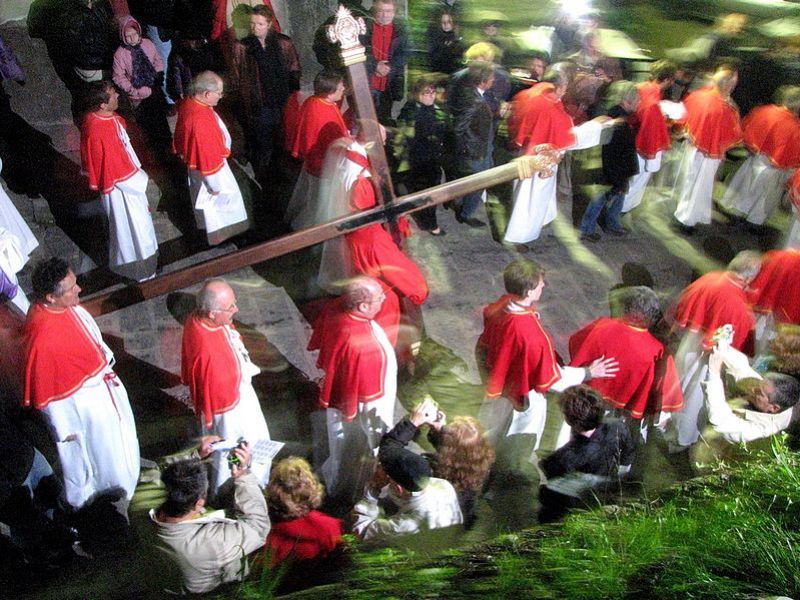 Am Karfreitag zieht de Büßerprozession Catenacciu durch die Altstadtgassen von Sartene