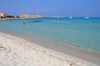 Heller weißer Sand, glasklares türkisgrünes Wasser und der fantastische Ausblick auf die wuchtige Zitadelle machen diesen Strand einzigartig.