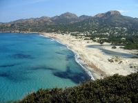 Der helle Strand von Ostriconi liegt am Rande des Désert des Agriates