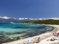 Der paradiesische Strand Loto mit feinem, weißen Sand und kristallklarem, türkis blauem Wasser.