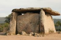 Einer der drei archäologischen Highlights von Cauria ist der Dolmen von Fontanaccia.