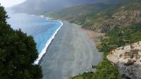 Eher kurios als schön, der Strand von Nonza ist von den Resten des Abbaumaterials noch dunkelgrau gefärbt.