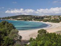 Der breite Sandstrand eignet sich hervorragend für einen Badeurlaub mit Kindern.