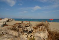 Ein fast durchgehender Sandstreifen, an dem man überall mit Kindern baden kann, ist charakteristisch für die Ostküste.