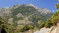 Eine Panoramastraße führt bis an den Fuße des Monte Cinto, die mit 2706 Metern höchste Erhebung der Insel. 