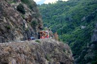 Auf dem knapp 80 Meter über der Schlucht in den Fels gesprengten Fahrweg kann es bei Gegenverkehr mächtig eng werden.