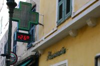 Apotheken sind auf Korsika an einem grünen Kreuz zu erkennen