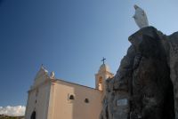 Die Kirche und die Statue der Schutzpatronin von Calvi blicken weit über die Bucht von Calvi.