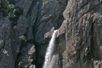 Die Wassermassen des Flüsschen Oso zwängen sich durch einen nur wenige Meter breiten Felsspalt und stürzen sich über 60 Meter in die Tiefe.