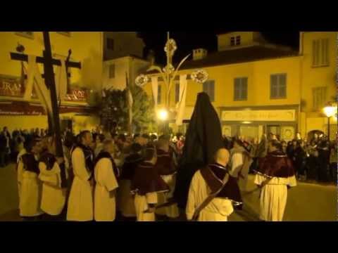Vendredi Saint 2013, GRANITULA à Calvi (Corse) Bei dem Tanz vor der Kirche drehen sich die Teilnehmer zunächst zu einer Schnecke zusammen, die sich dann spiralförmig wieder auflöst.