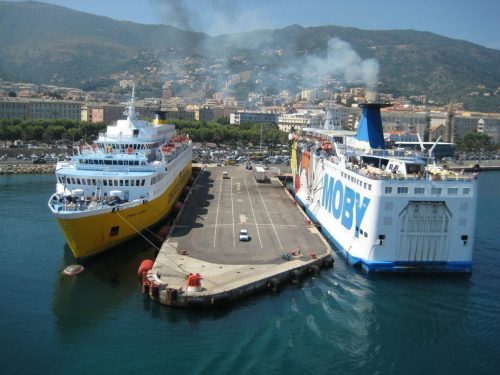 Anreise nach Korsika mit der Fähre oder dem Flugzeug